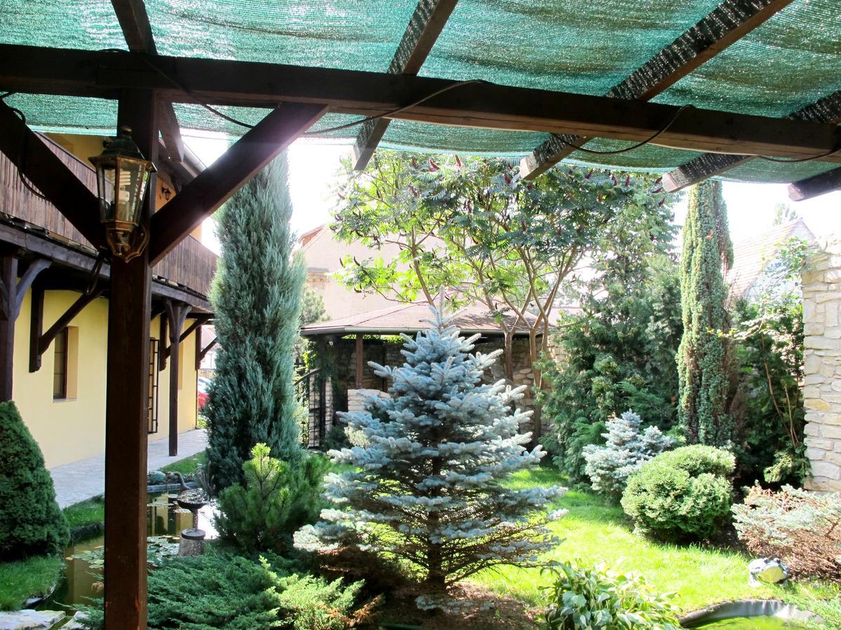 Hotel U Lisky Hostka  Exterior photo